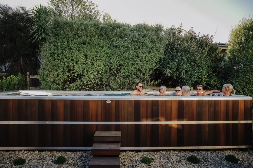 Pool - 6.0 x 2.0 - w/ plinth - 4 Jets